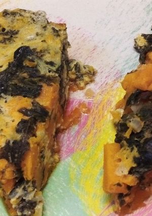 Una foto de Tortilla de calabaza y hojas de remolacha