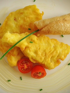 Una foto de Merluza a la romana con pan de gambas y mayonesa de teriyaki