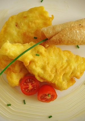 Una foto de Merluza a la romana con pan de gambas y mayonesa de teriyaki