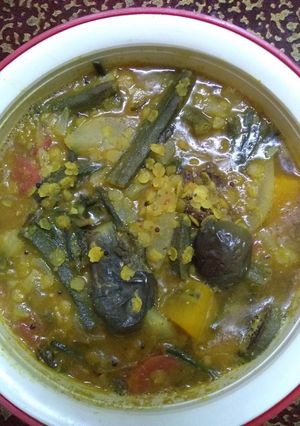 A picture of Sambhar daal.