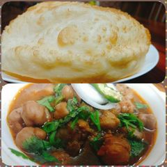 A picture of Chhole Bhature.