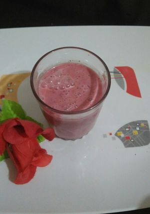 રોઝ બીટની લસ્સી (Rose Beetroot Lassi Recipe In Gujarati) રેસીપી મુખ્ય ફોટો