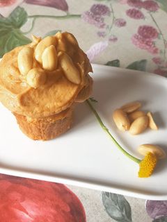 Una foto de Magdalena de cacahuete con frosting de cacahuete 💛