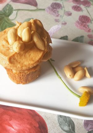 Foto principal de Magdalena de cacahuete con frosting de cacahuete 💛