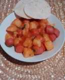 Salchichas con papas en puré de tomate