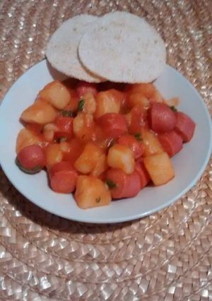 Una foto de Salchichas con papas en puré de tomate