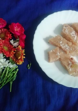 मैदे की बर्फी (Maide ki barfi recipe in Hindi) रेसिपी मुख्य फोटो