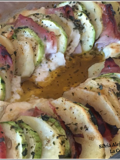 Una foto de Calabacín y papas al horno