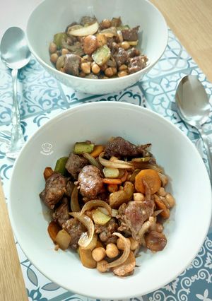 Una foto de Salteado de garbanzos con carrillada y verduras