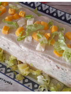Una foto de Pastel frío de salsa césar con atún