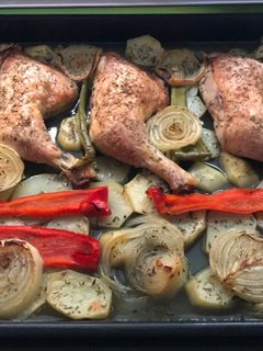 Una foto de Muslos de pollo al horno con patatas