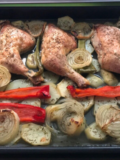 Una foto de Muslos de pollo al horno con patatas