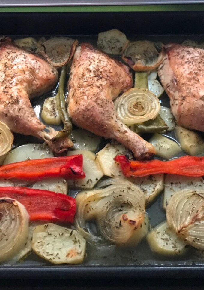 Una foto de Muslos de pollo al horno con patatas