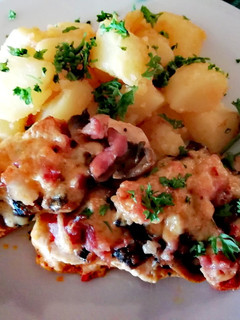 Gombás, baconös csirkemell cheddar sajttal recept fotója