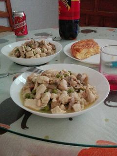 Una foto de Pollo con verduras
