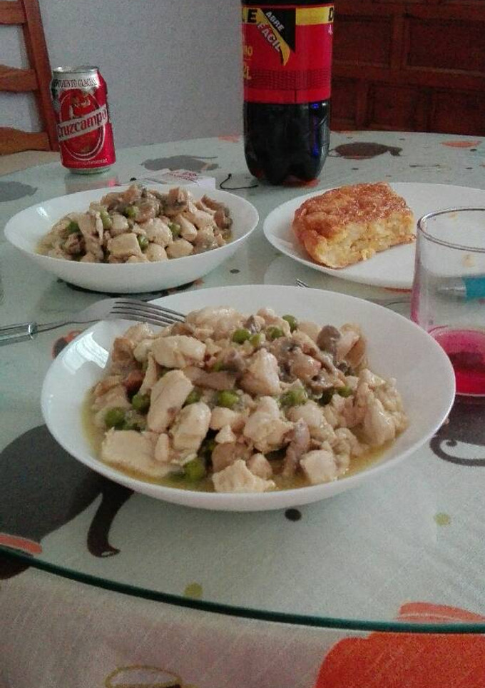 Una foto de Pollo con verduras