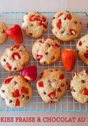 Une photo de COOKIES FRAISES & CHOCOLAT AU LAIT