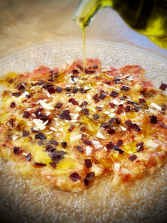 Una foto de Carpaccio de higos frescos con cecina de León y queso San Simón