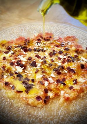 Una foto de Carpaccio de higos frescos con cecina de León y queso San Simón
