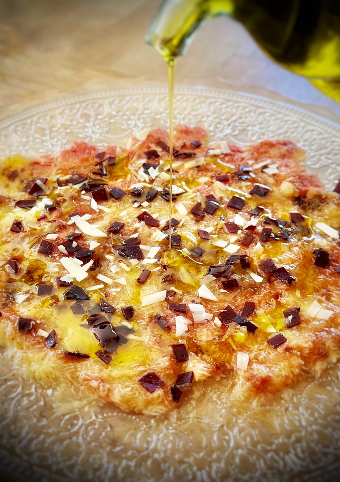 Una foto de Carpaccio de higos frescos con cecina de León y queso San Simón
