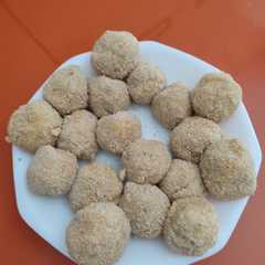 A picture of Croquetas de queso azul con nueces.
