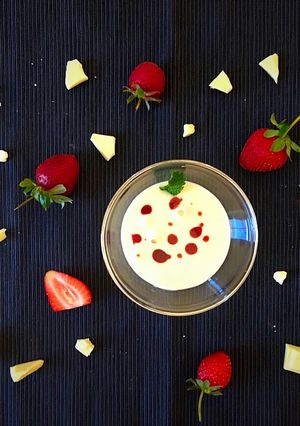 Foto principal de Sopa de chocolate blanco con fresas y pimienta