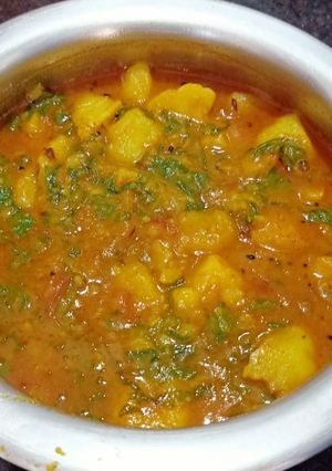 पालक आलू की सब्जी (palak aloo ki sabzi recipe in Hindi) रेसिपी मुख्य फोटो