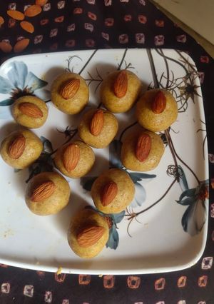 મગસ ની લાડુ (Magas Ladoo Recipe In Gujarati) રેસીપી મુખ્ય ફોટો