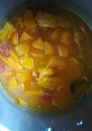 Una foto de Pollo con patatas en olla a presión