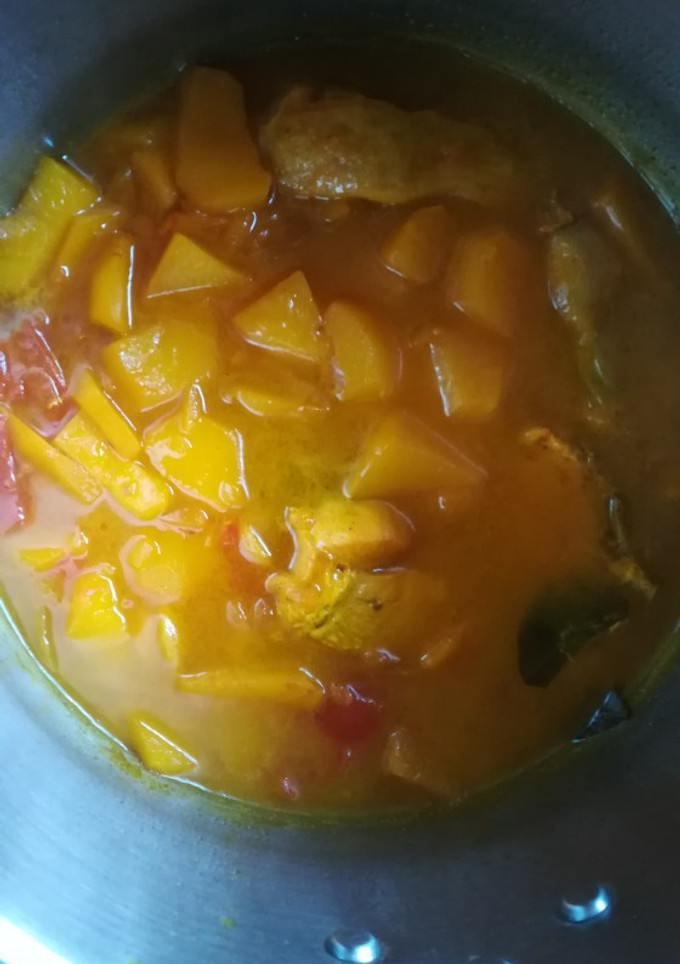 Una foto de Pollo con patatas en olla a presión