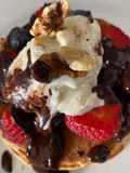 Tortitas de Almendras con Fruta Fresca y Helado