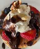 Tortitas de Almendras con Fruta Fresca y Helado