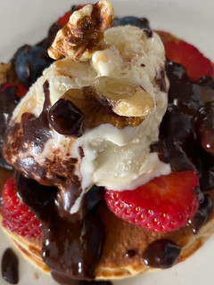 Una foto de Tortitas de Almendras con Fruta Fresca y Helado