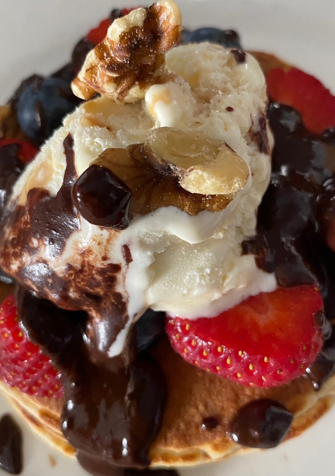 Una foto de Tortitas de Almendras con Fruta Fresca y Helado