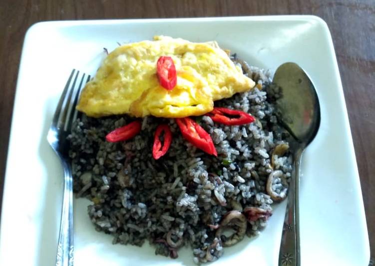 Langkah Mudah untuk Menyiapkan Nasi goreng hitam saos cumi Anti Gagal