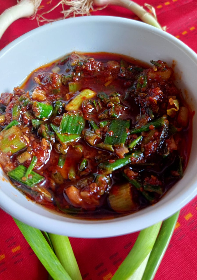લીલા લસણ નું અથાણું (Lila Lasan Pickle Recipe In Gujarati) રેસીપી મુખ્ય ફોટો