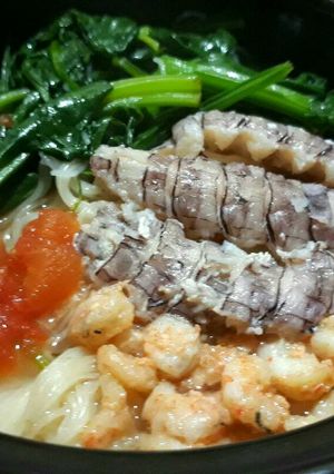 Hình của món Mì gạo với bề bề và tôm sắt.