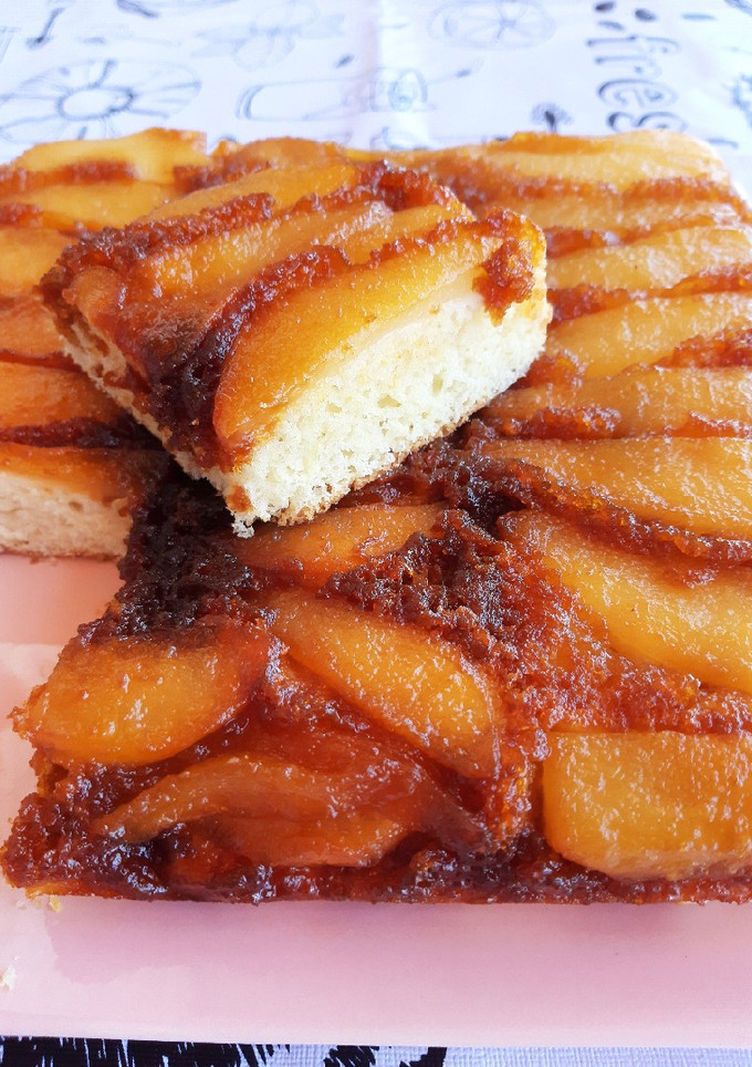 Una foto de Torta de peras invertida