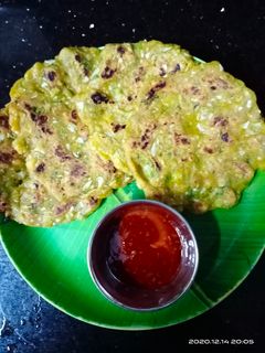 कोबीचे खमंग थालीपीठ (खास लहान मुलांसाठी) (kobiche khamang thalipeeth recipe in marathi) रेसिपी चे मुख्य फोटो 