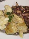 Chopitos plancha en su tinta con guarnición de coliflor y alcachofas
