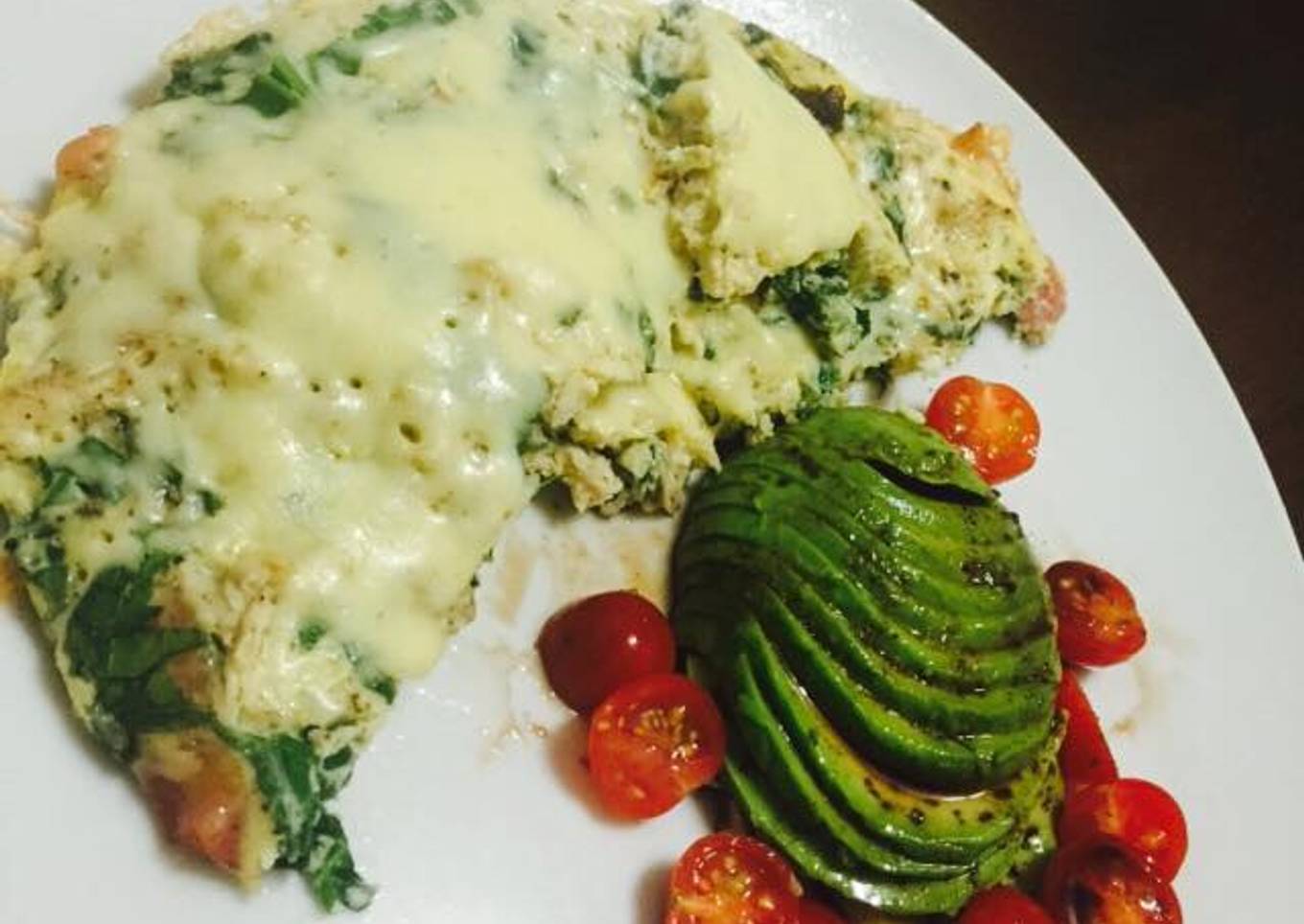 Chicken and spinach frittata with a side of avo and cherrie tomatoes in a balsamic dressing