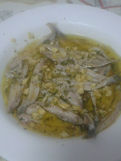 Una foto de Anchoas al ajillo o boquerones en vinagre
