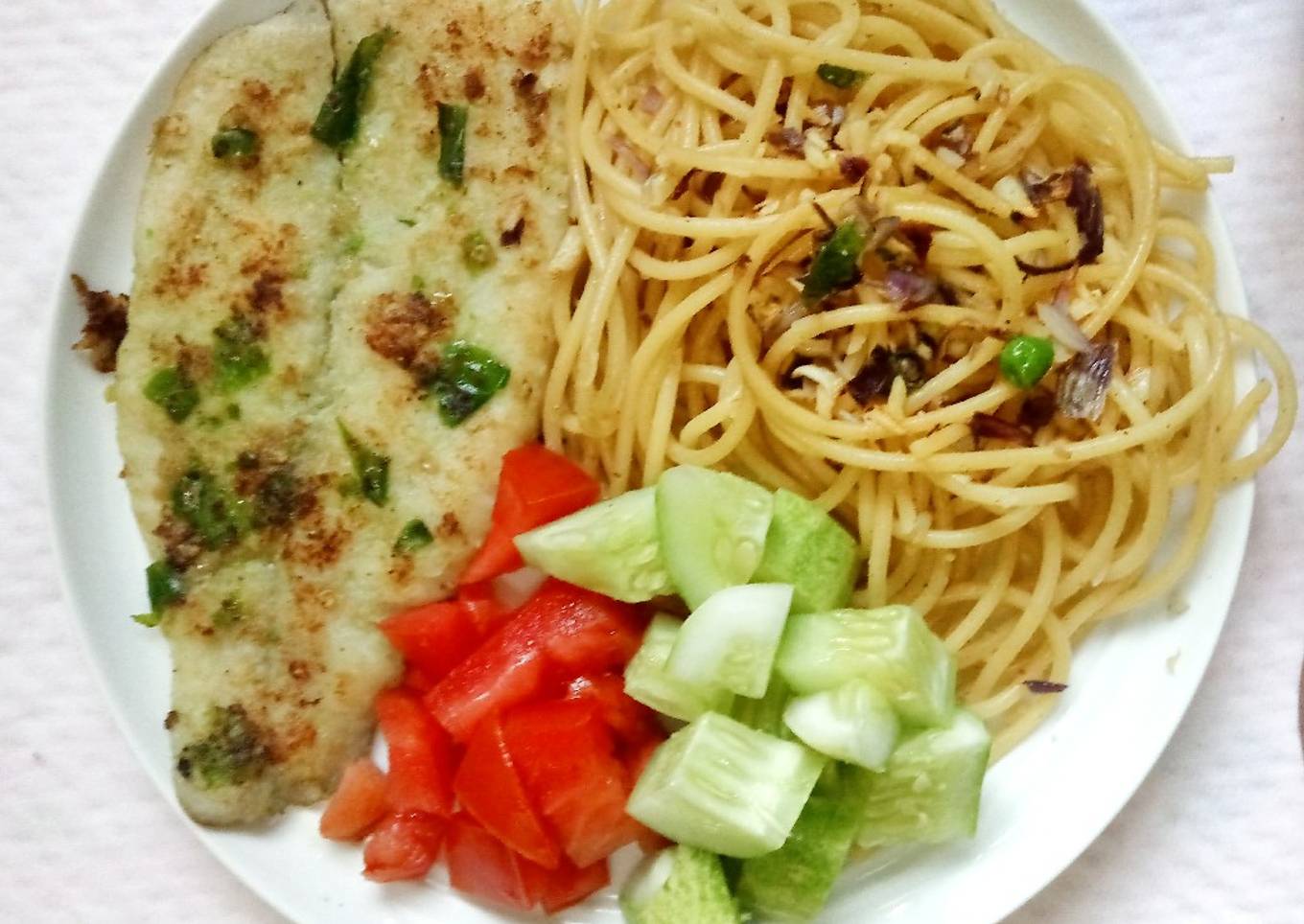 Pasta aglio e olio + ikan grill dori + salad 478 kcal #menudiet