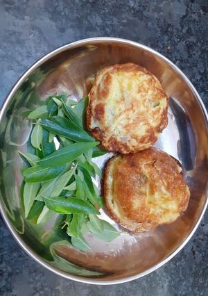 தேங்காய் கரண்டி ஆம்லெட் (Thenkaai karandi omelette recipe in tamil) செய்முறை முக்கிய புகைப்படம்