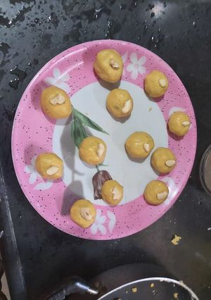 A picture of Besin laddu.