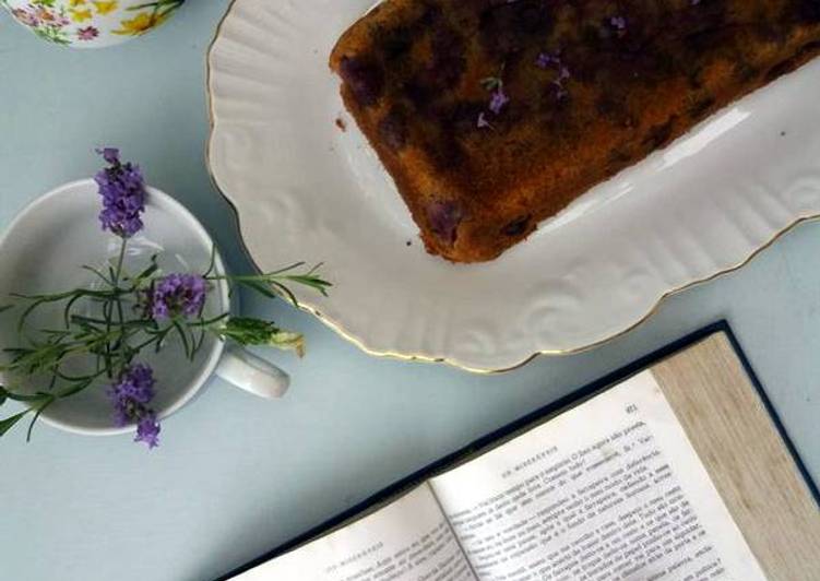 Bolo húmido de Mirtilo e Limão com Flor de Rosmaninho