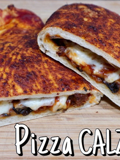 Una foto de Pizza Calzone rellena de setas