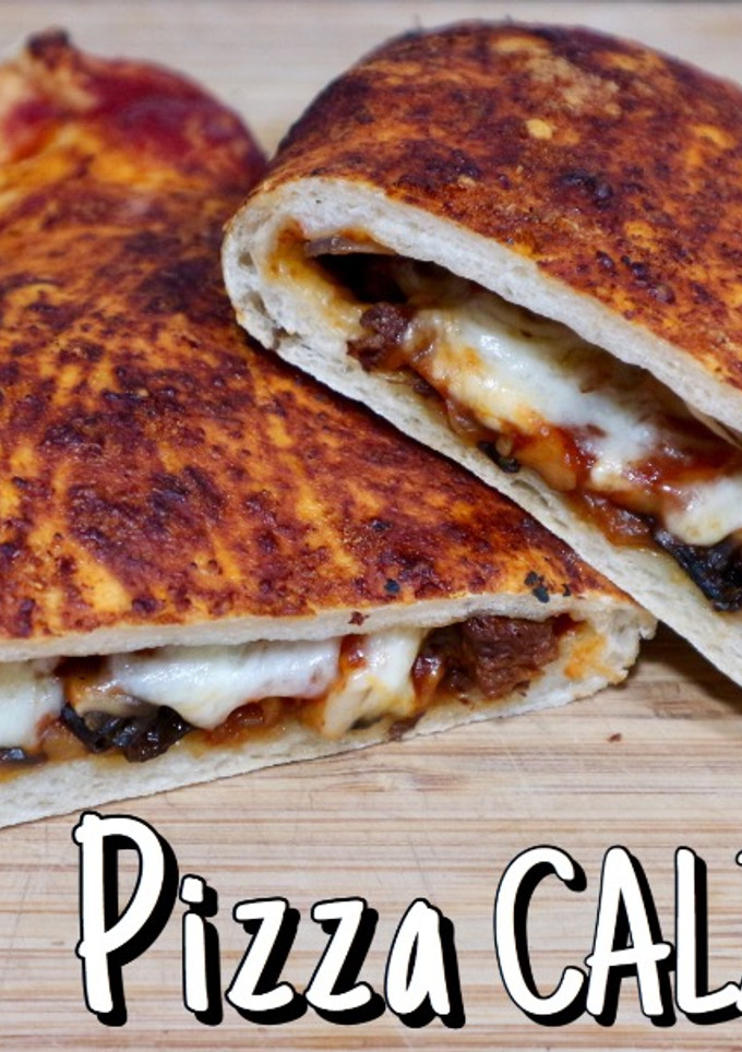Una foto de Pizza Calzone rellena de setas