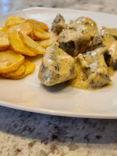 Una foto de Presa ibérica en salsa de mostaza con patatas