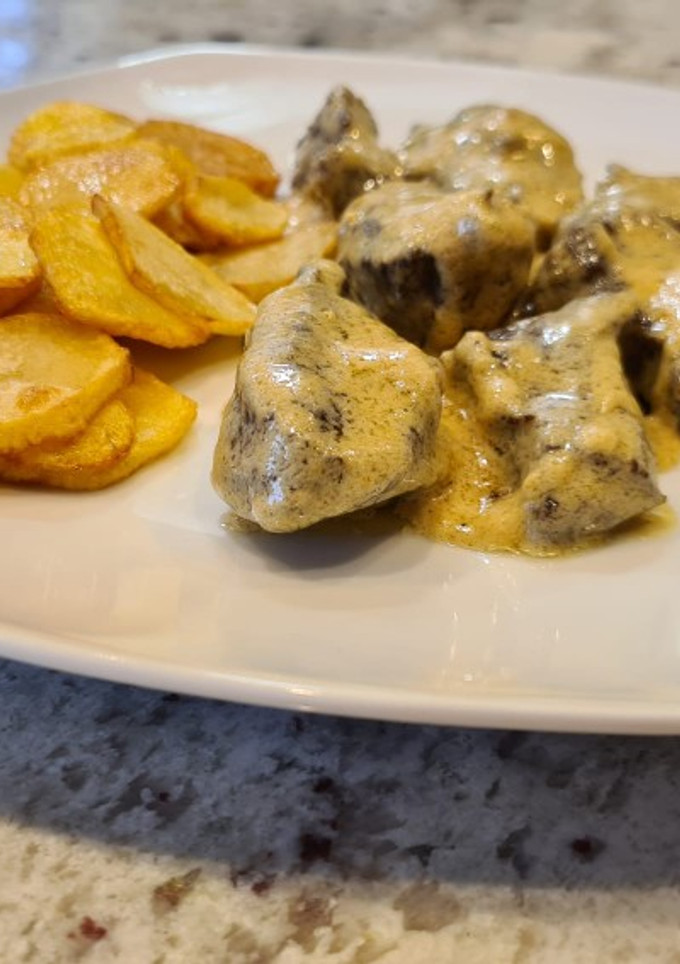 Una foto de Presa ibérica en salsa de mostaza con patatas